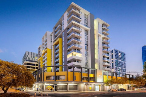 City Rest With Views - High Up Sleeps 4 + Parking - Accommodation Perth 1