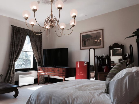 Claremont House - Accommodation Perth 2