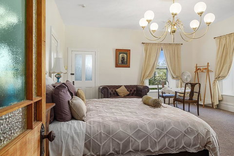 Claremont House - Accommodation Perth 1