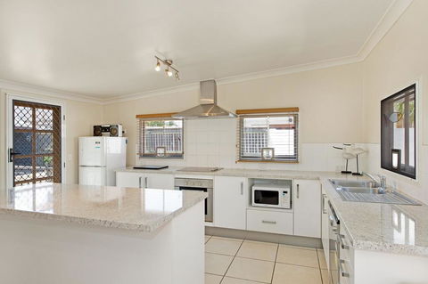 Close To Water, Restaurants And Clubs, Toorbul St, Bongaree - Accommodation Perth 1