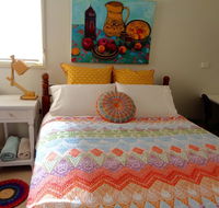 Colourful creative Artist house Glen Waverley - Accommodation Perth