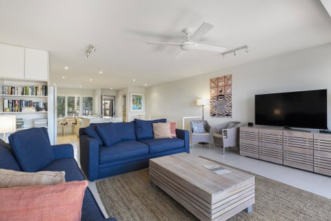 Comfortable & Stylish With Rooftop Spa - Accommodation Perth 1