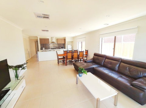 Comfortable 5BR House 6mins To Werribee Station.Great Ocean Road Tourist Stopover - Perth Resorts 0