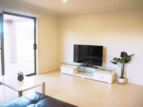 Comfortable 5BR House 6mins To Werribee Station.Great Ocean Road Tourist Stopover - Perth Resorts 2