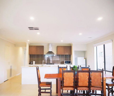 Comfortable 5BR House 6mins To Werribee Station.Great Ocean Road Tourist Stopover - Perth Resorts 3
