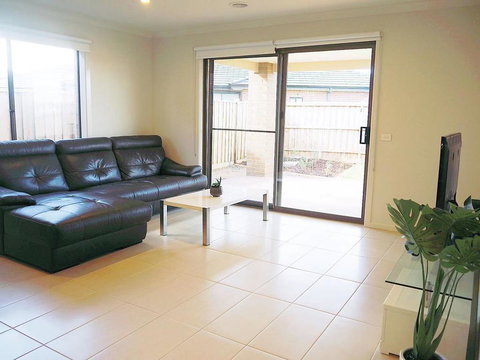 Comfortable 5BR House 6mins To Werribee Station.Great Ocean Road Tourist Stopover - Perth Resorts 1
