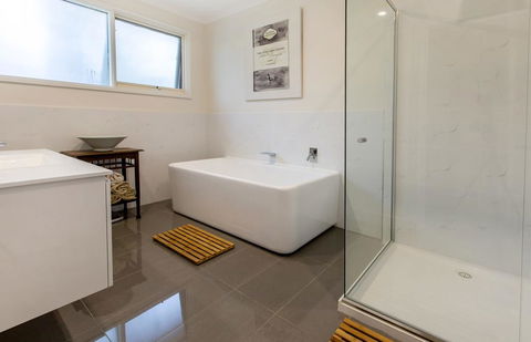 COUNTRY MEETS THE BAY - MOUNT ELIZA - Accommodation Perth 1