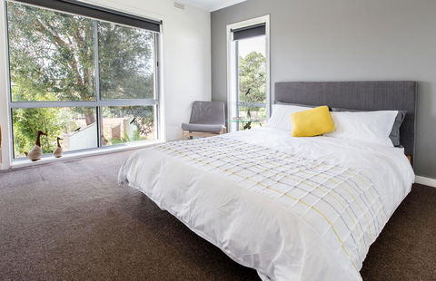 COUNTRY MEETS THE BAY - MOUNT ELIZA - Accommodation Perth 3