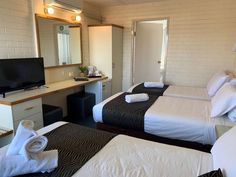 Crest Motor Inn - Perth Resorts 3