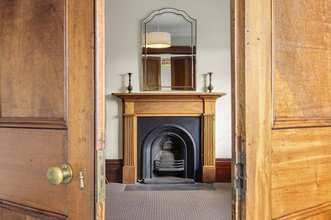 Cromwell Apartment - 3 Red Doors Battery Point - Accommodation Perth 2