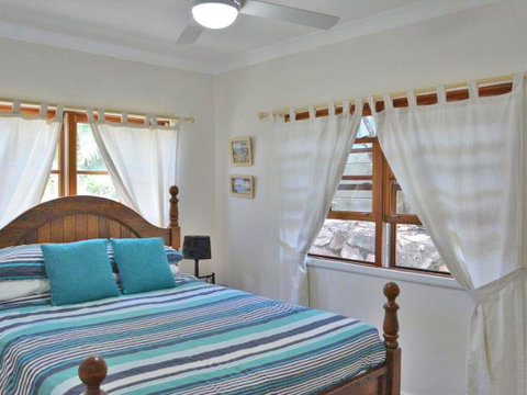 Cuddles Cottage' 4 Christmas Bush Avenue - Pet Friendly Holiday House Near Dutchies - Accommodation Perth 3