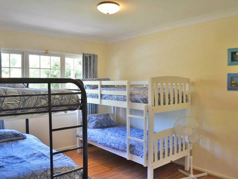 Cuddles Cottage' 4 Christmas Bush Avenue - Pet Friendly Holiday House Near Dutchies - Accommodation Perth 2