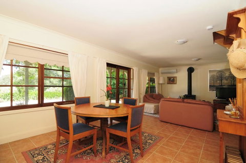 Daisy Cottage - Accommodation Perth 3