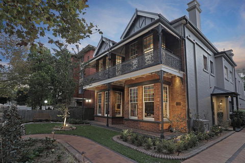 Dalziel Lodge - Accommodation Perth 0