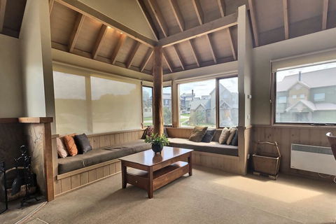 Dragonfly Chalet - Accommodation Perth 3