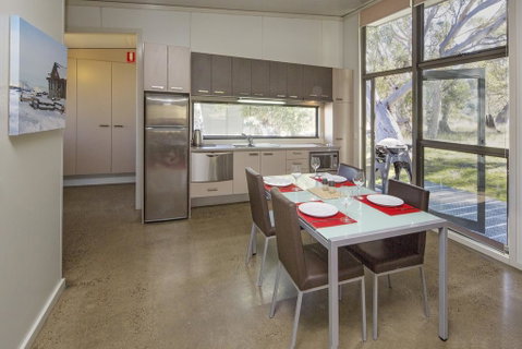 Ecocrackenback 7 - Sustainable Chalet Close To The Slopes - Accommodation Perth 3