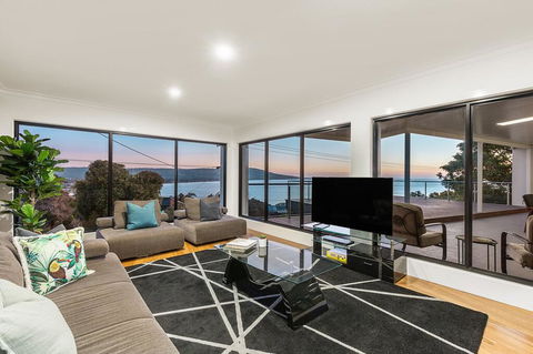 Ellerina Sea Vista Luxury Family Retreat With Sauna, Pool, Amazing Water Views, Walk To Beach - Accommodation Perth 3