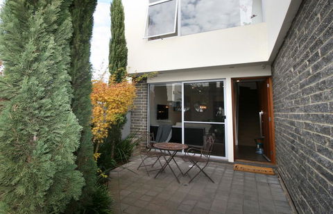 EROS City Fringe - Wifi, Wine, Netflix, Pets OK And Park Views! - Accommodation Perth 3
