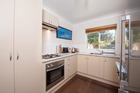 Erulisse-Spacious Townhouse With Magical Lake Views - Accommodation Perth 3