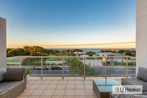 EXCLUSIVE OCEAN VIEW PENTHOUSE ON MARINE PARADE - Accommodation Perth 3