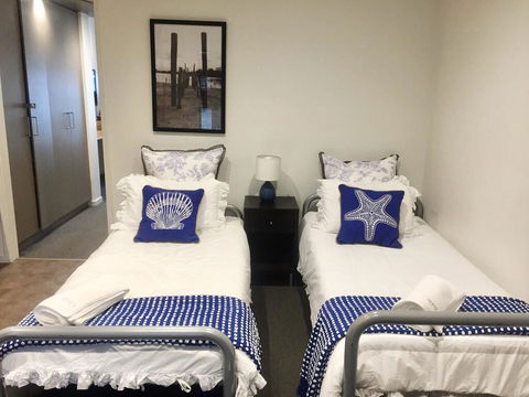 FAMILY ISLAND GETAWAY - BEACHFRONT APARTMENT - Accommodation Perth 2