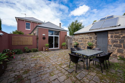 Georgia - Accommodation Perth 1