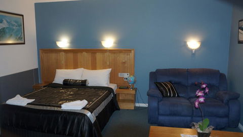 Golden Leaf Motel - Accommodation Perth 2