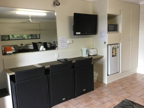 Golden Palms Motor Inn - Accommodation Perth 2