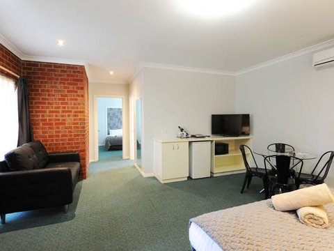 Golden Reef Motor Inn - Perth Resorts 1