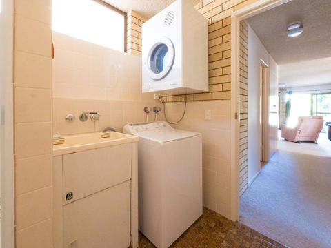 Golden Shores Unit 3, 21 Landsborough Parade - Perth Resorts 1