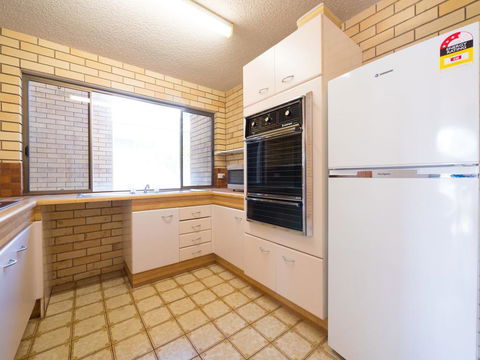Golden Shores Unit 3, 21 Landsborough Parade - Perth Resorts 3