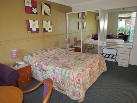 Golfview Lodge - Accommodation Perth 3