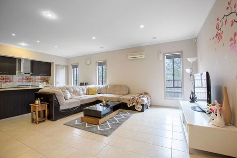 Gorgeous 4BR Home In Point Cook - Accommodation Perth 1
