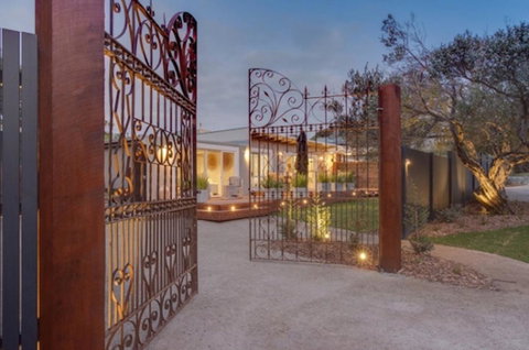 Grand Capella Villa 1 - Accommodation Perth 0