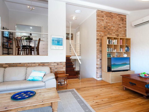 Gymea Retreat, 56 Ullora Close - Tri-Level Home With WIFI & Aircon - Accommodation Perth 1