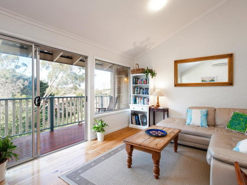 Gymea Retreat, 56 Ullora Close - Tri-Level Home With WIFI & Aircon - Accommodation Perth 3