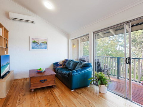 Gymea Retreat, 56 Ullora Close - Tri-Level Home With WIFI & Aircon - Accommodation Perth 0