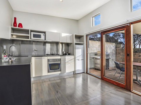 HEARN'S BEACHSIDE VILLA 2 - Accommodation Perth 1