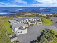 HEARN'S BEACHSIDE VILLA 4