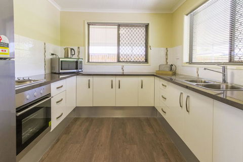 Hibiscus Holiday Home - Perth Resorts 1