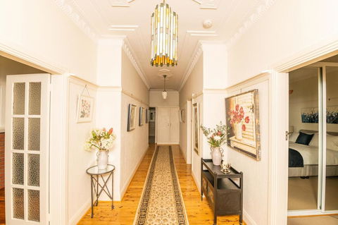 Hillside Cottage  Comfy, Spacious, Walk To CBD & Stannies - Perth Resorts 0