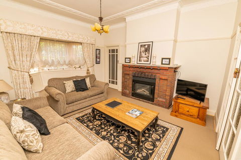 Hillside Cottage  Comfy, Spacious, Walk To CBD & Stannies - Perth Resorts 1