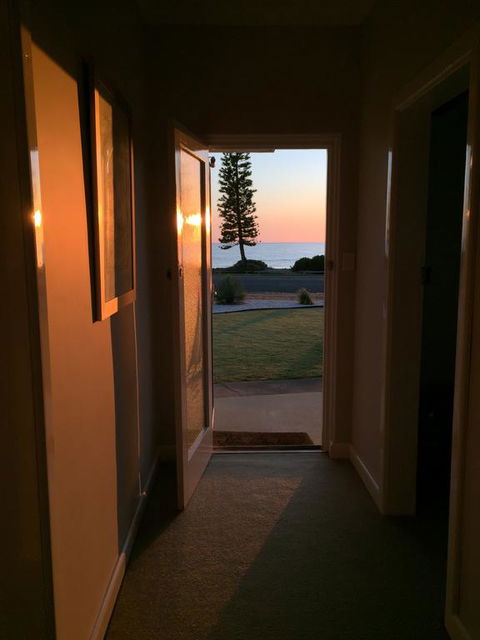 Jewel Of The South Beachside Holiday Rental - Perth Resorts 2