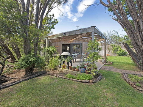 Just Beachy Beach House - Pet Friendly! - Accommodation Perth 2