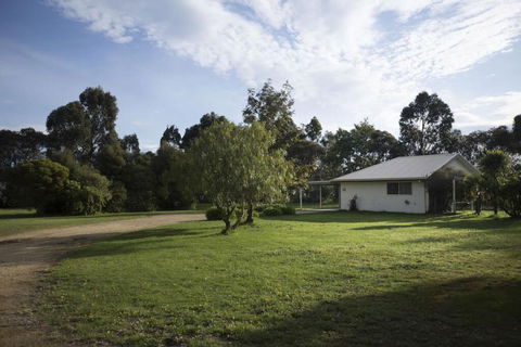 Karinya Cottage - Pet Friendly Country Retreat - Accommodation Perth 2
