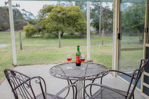 Karinya Cottage - Pet Friendly Country Retreat - Accommodation Perth 0