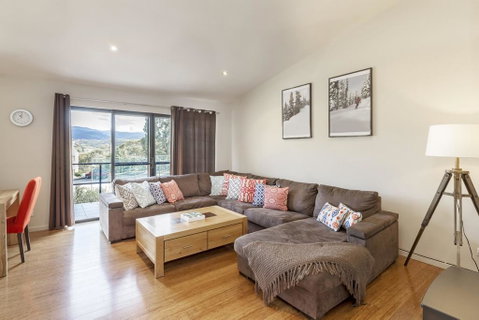 Khione 1 - Modern & Spacious With Views Towards Lake Jindabyne & The Mountains Beyond - Accommodation Perth 2