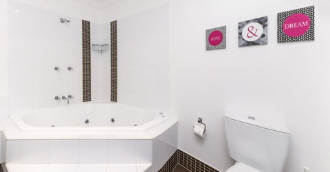 Khione 1 - Modern & Spacious With Views Towards Lake Jindabyne & The Mountains Beyond - Accommodation Perth 3