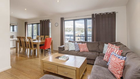 Khione 1 - Modern & Spacious With Views Towards Lake Jindabyne & The Mountains Beyond - Accommodation Perth 1