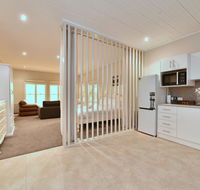 King I - you can honestly walk to Bimbadgen and Hope Estate concerts - Accommodation Perth